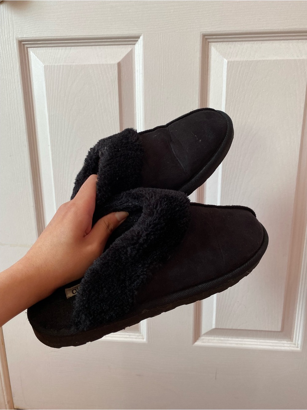 Old Navy Women’s Black Slippers Cozy Black Faux- Slip-On Slippers Women Size 7